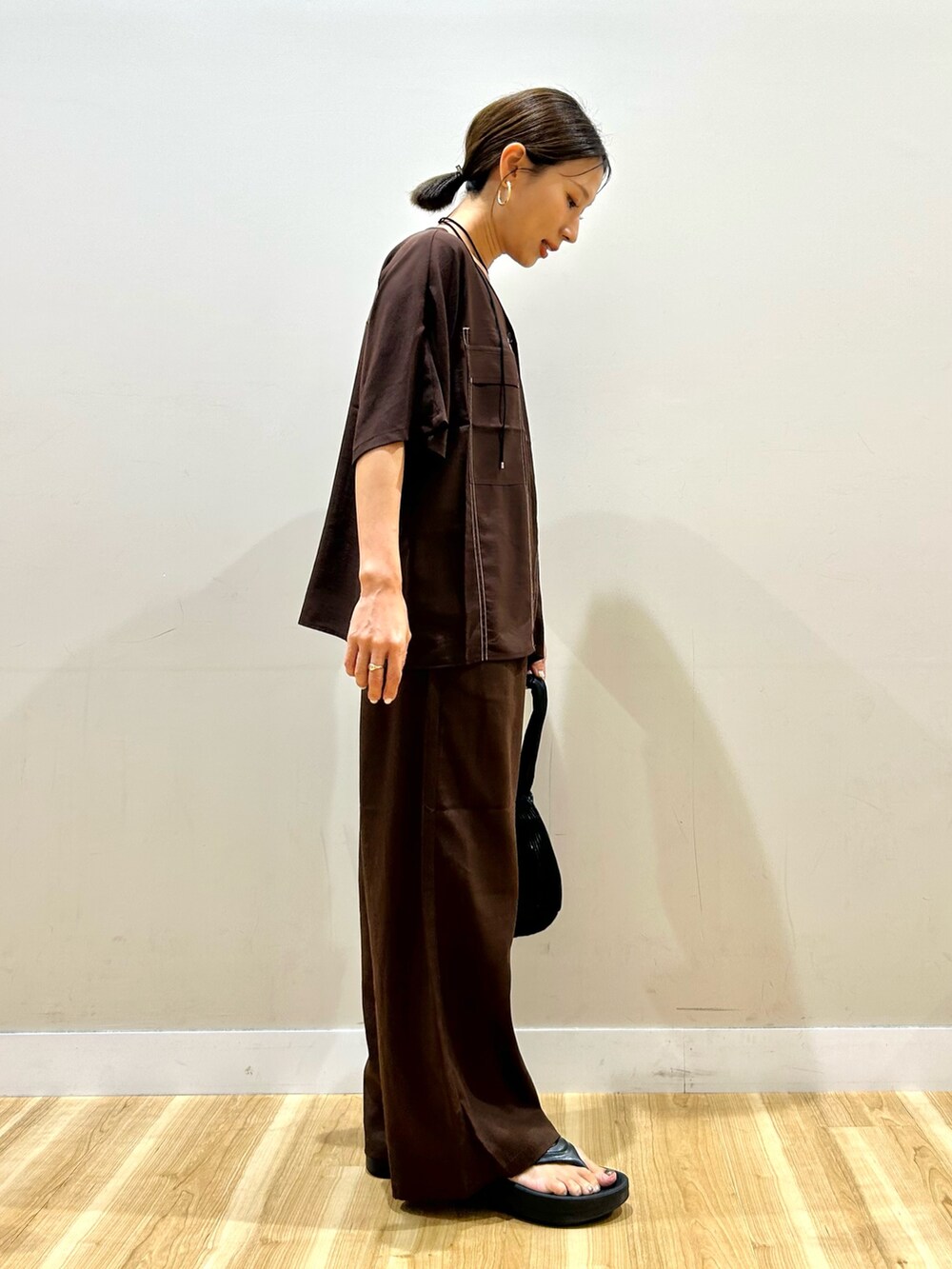 ブラウン系のシャツ/ブラウス、ブラウン系のその他パンツを着用したレディースの夏コーディネートの4枚目の写真