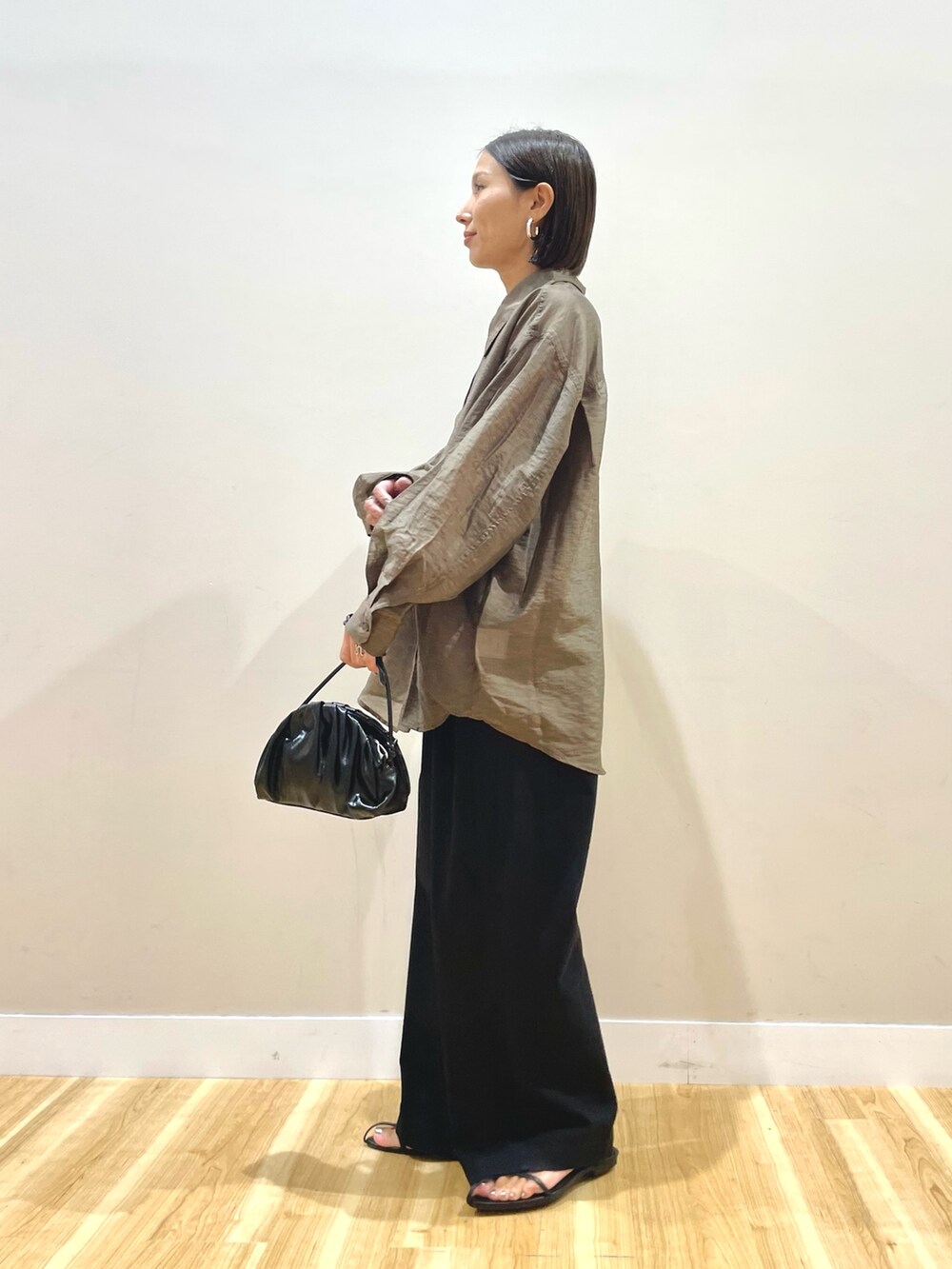 ブラウン系のシャツ/ブラウス、ブラック系のチノパンツ、ブラック系のタンクトップを着用したレディースの秋コーディネートの2枚目の写真