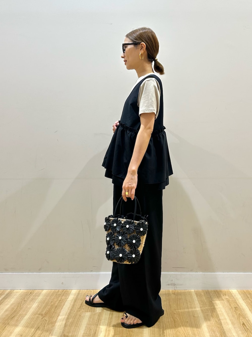 ブラック系のつなぎ/オールインワン、ベージュ系のTシャツ/カットソー、ブラック系のかごバッグを着用したレディースの夏コーディネートの4枚目の写真