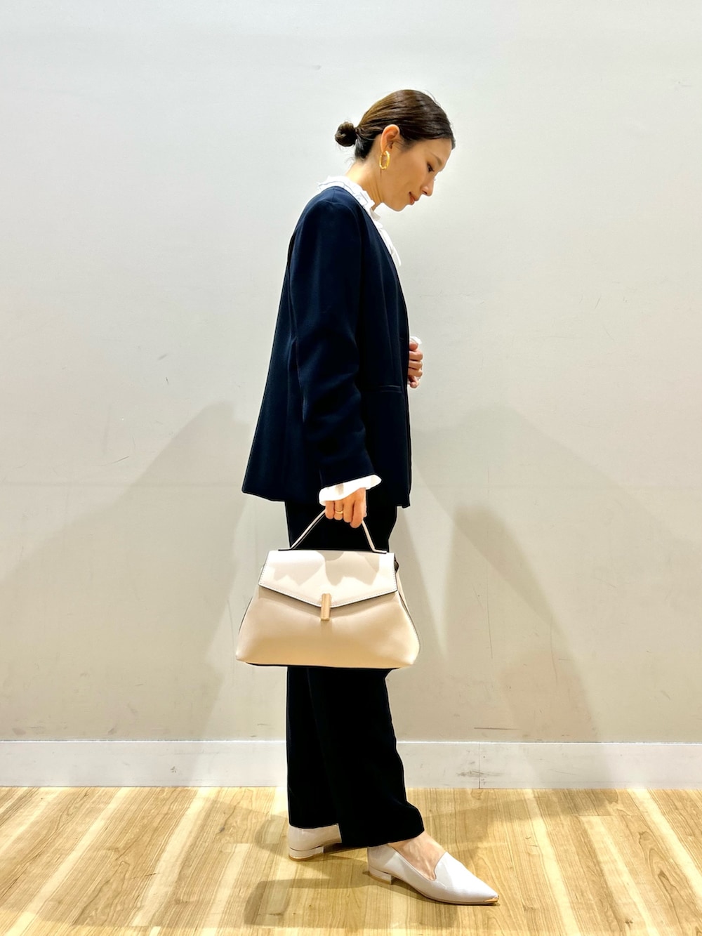 ブルー系のスーツジャケット、ブルー系のその他パンツ、ホワイト系のシャツ/ブラウスを着用したレディースの冬コーディネートの2枚目の写真