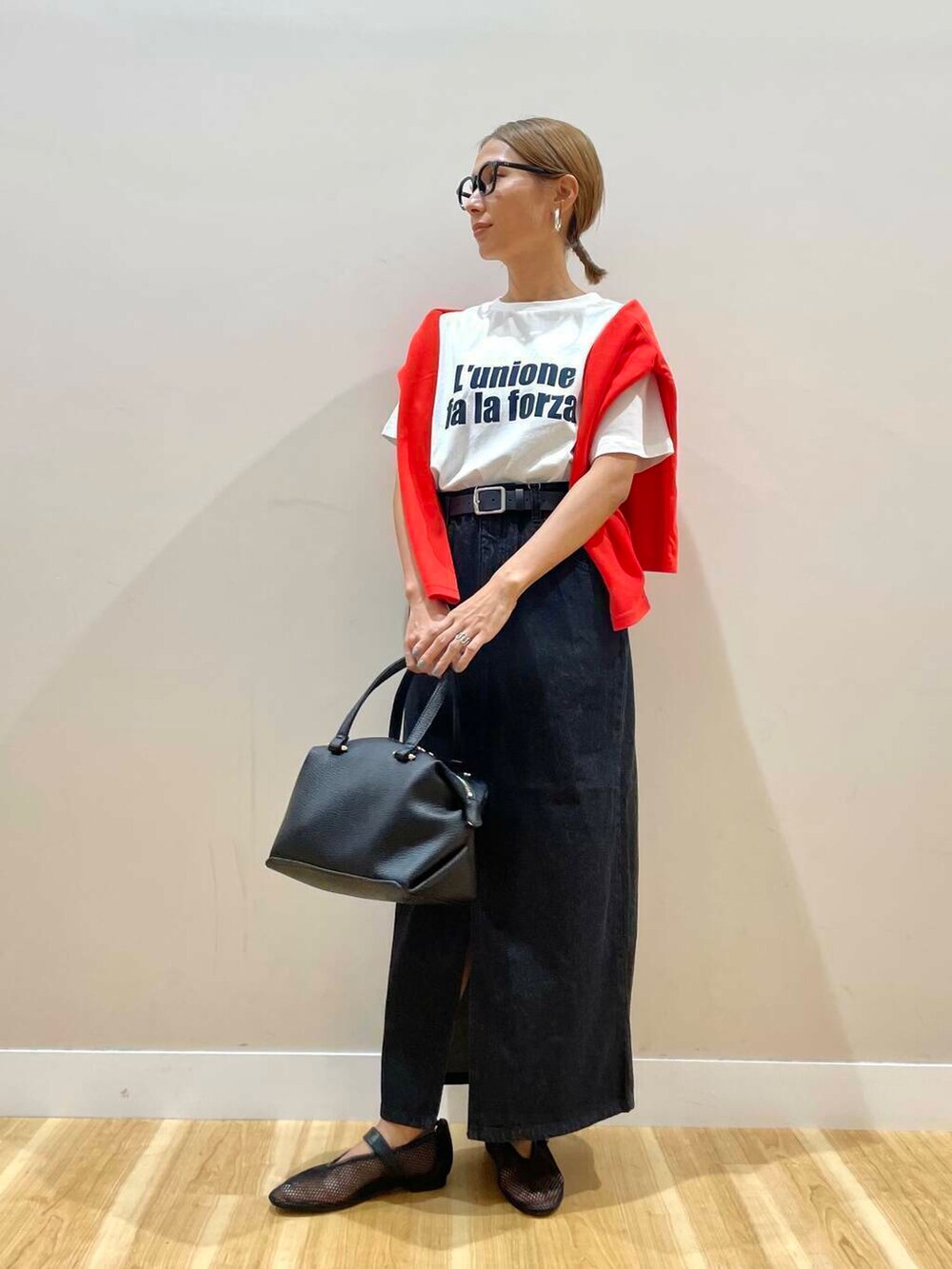 ブラック系のハンドバッグ、ブラック系のその他シューズ、ホワイト系のTシャツ/カットソーを着用したレディースの夏コーディネートの2枚目の写真