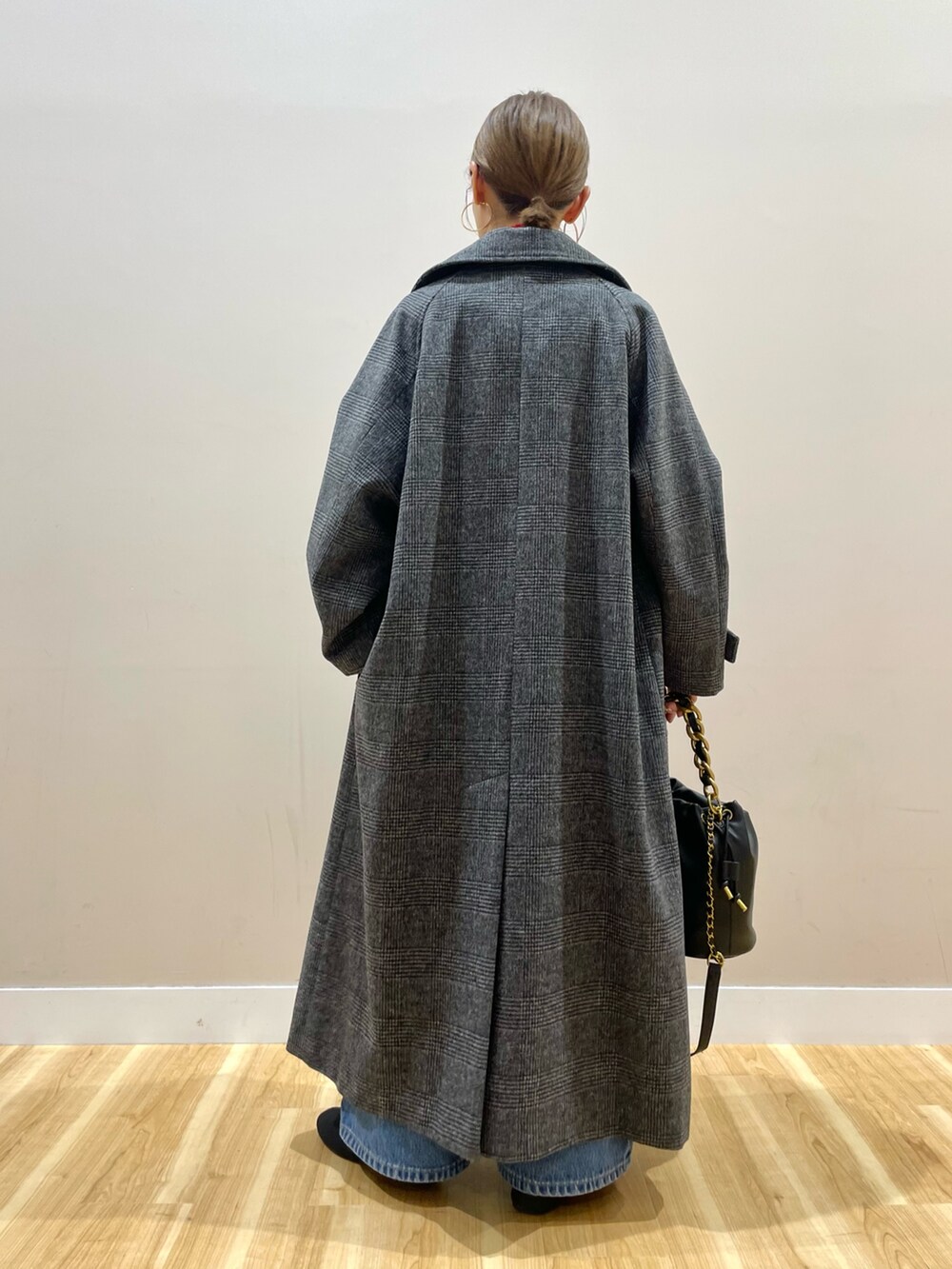 その他のその他アウター、レッド系のニット/セーターを着用したレディースの秋コーディネートの4枚目の写真