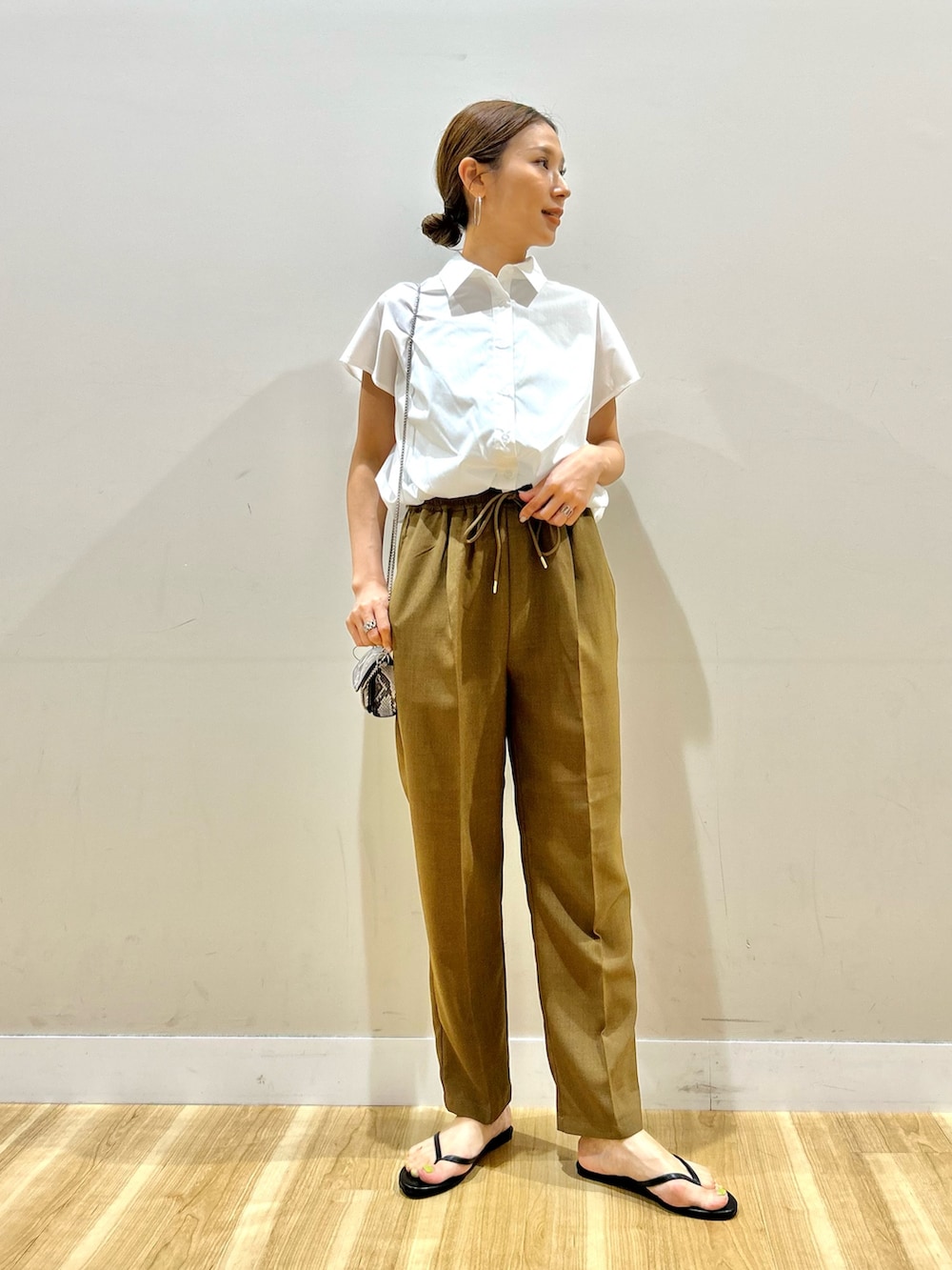 ホワイト系のシャツ/ブラウス、ブラウン系のその他パンツ、その他のショルダーバッグを着用したレディースの夏コーディネートの4枚目の写真