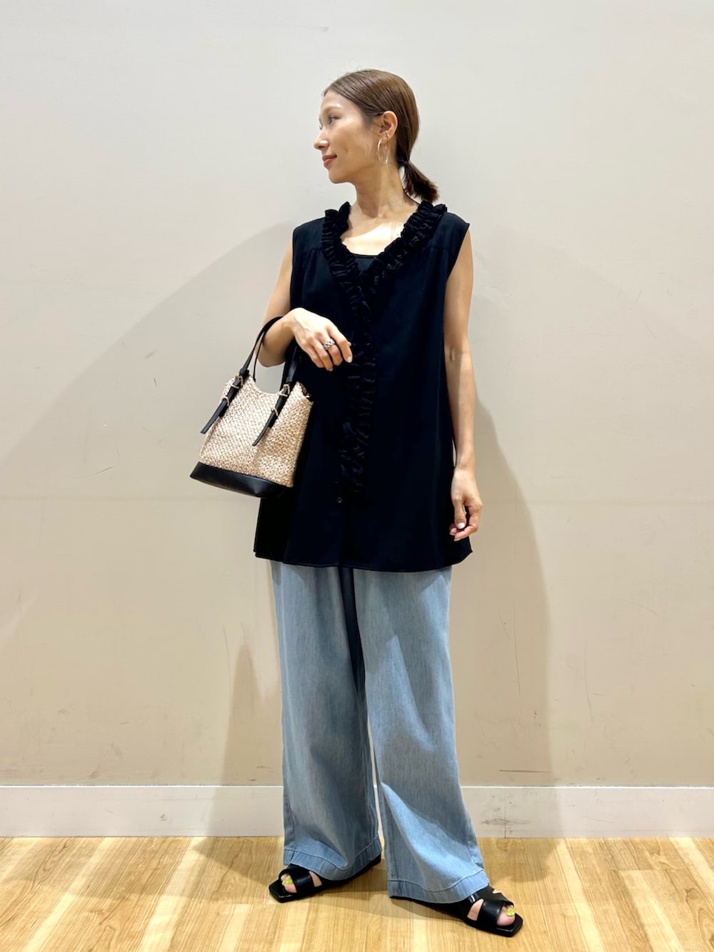 ブラック系のシャツ/ブラウス、ブルー系のデニムパンツ、ブラック系のショルダーバッグを着用したレディースの夏コーディネートの5枚目の写真