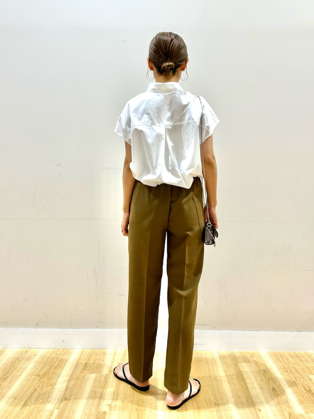 ホワイト系のシャツ/ブラウス、ブラウン系のその他パンツ、その他のショルダーバッグを着用したレディースの夏コーディネートの3枚目の写真