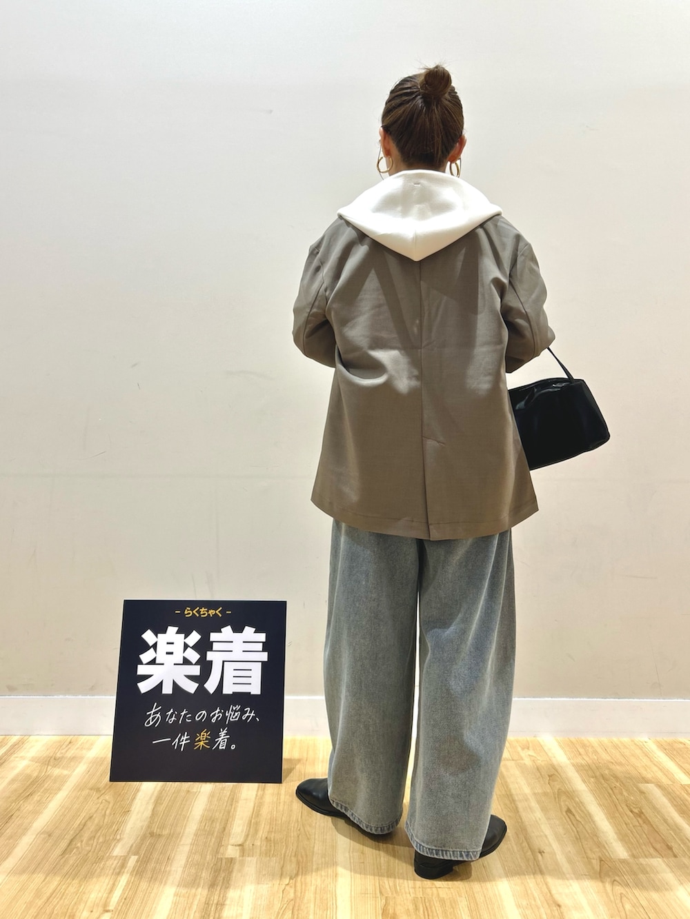 ホワイト系のパーカー、ブルー系のデニムパンツ、ホワイト系のTシャツ/カットソーを着用したレディースの春コーディネートの3枚目の写真