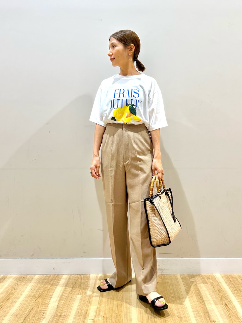 ベージュ系のテーラードジャケット、ベージュ系のその他パンツ、ホワイト系のTシャツ/カットソーを着用したレディースの夏コーディネートの5枚目の写真