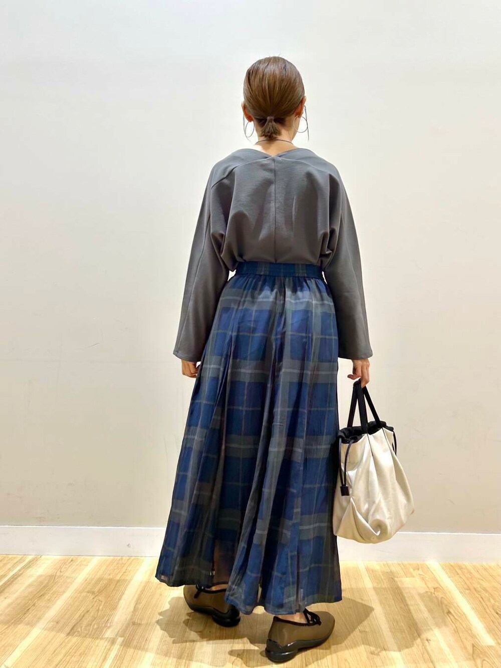 ホワイト系のショルダーバッグ、グレー系のTシャツ/カットソー、グリーン系のスニーカーを着用したレディースの春コーディネートの3枚目の写真