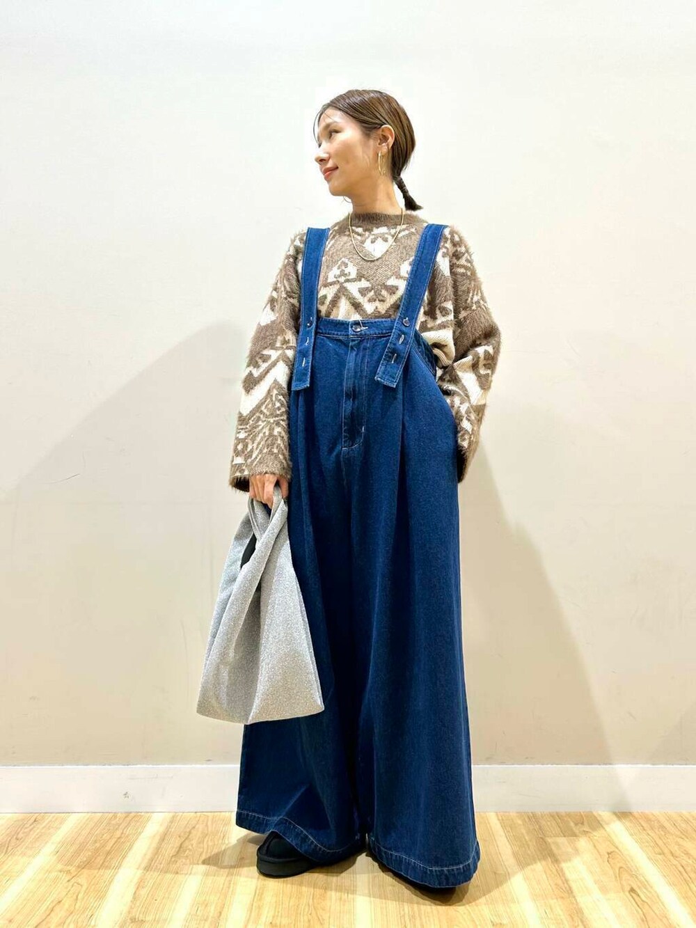 シルバー系のトートバッグ、ブラック系のその他シューズ、ブラウン系のニット/セーターを着用したレディースの冬コーディネートの4枚目の写真