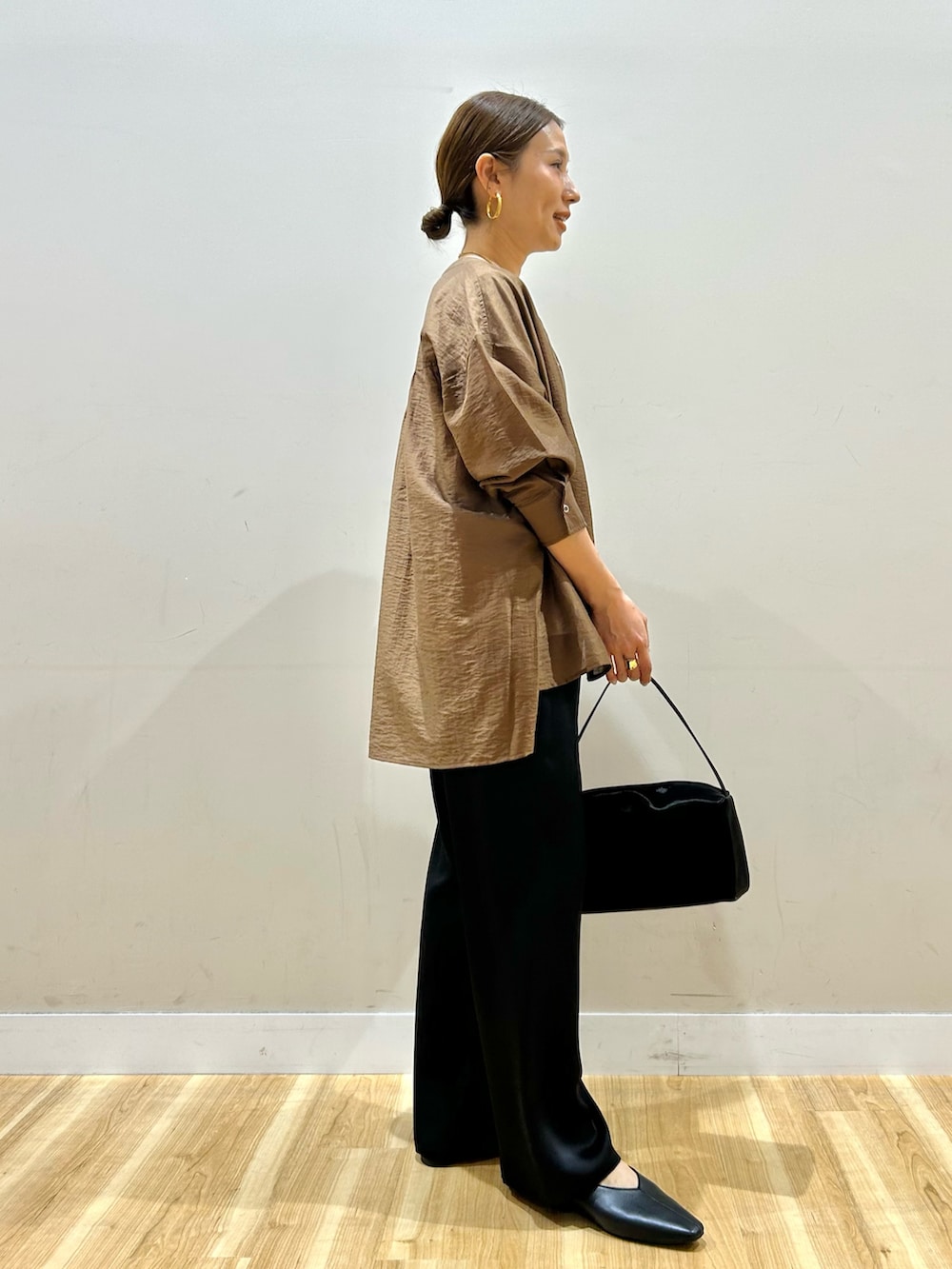 ブラウン系のシャツ/ブラウス、ホワイト系のTシャツ/カットソー、ブラック系のその他パンツを着用したレディースの春コーディネートの2枚目の写真