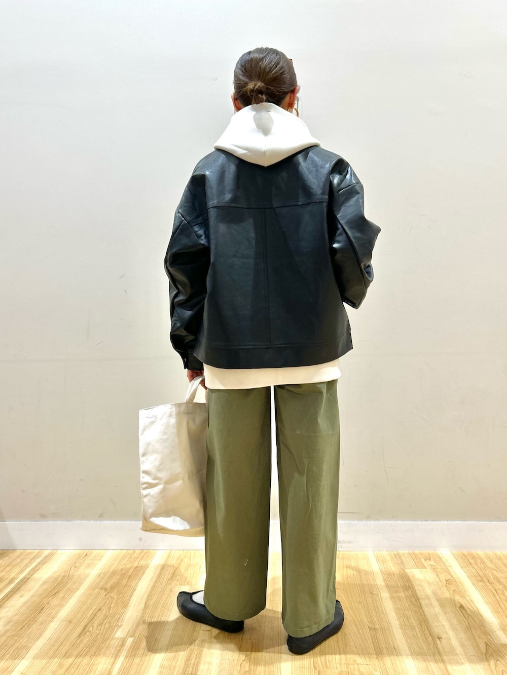 ブラック系のその他アウター、その他のニット/セーター、グリーン系のその他パンツを着用したレディースの冬コーディネートの3枚目の写真