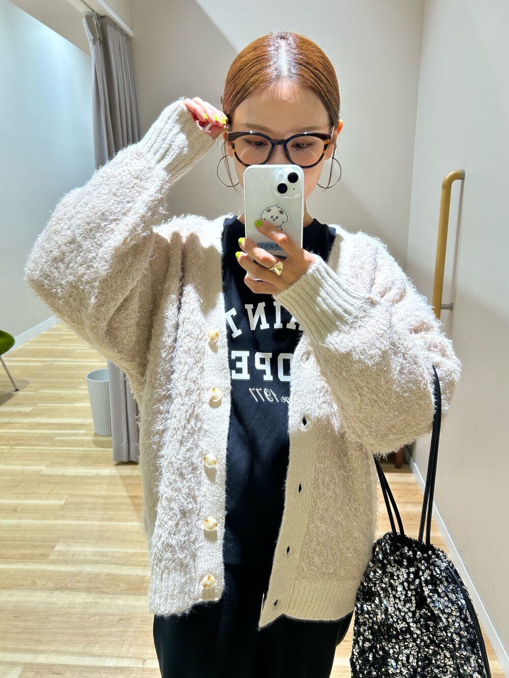 ベージュ系のカーディガン/ボレロ、ブラック系のスウェット、ブラック系のその他パンツを着用したレディースの秋コーディネートの5枚目の写真