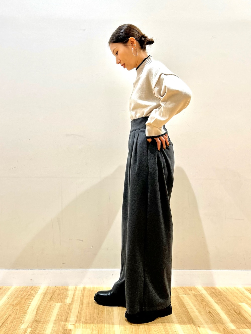 グレー系のその他アウター、ブラック系のその他パンツ、ブラック系のブーツを着用したレディースの冬コーディネートの6枚目の写真