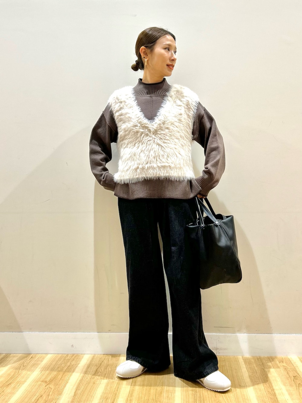 ベージュ系のその他アウター、グレー系のベスト、ブラウン系のニット/セーターを着用したレディースの冬コーディネートの4枚目の写真