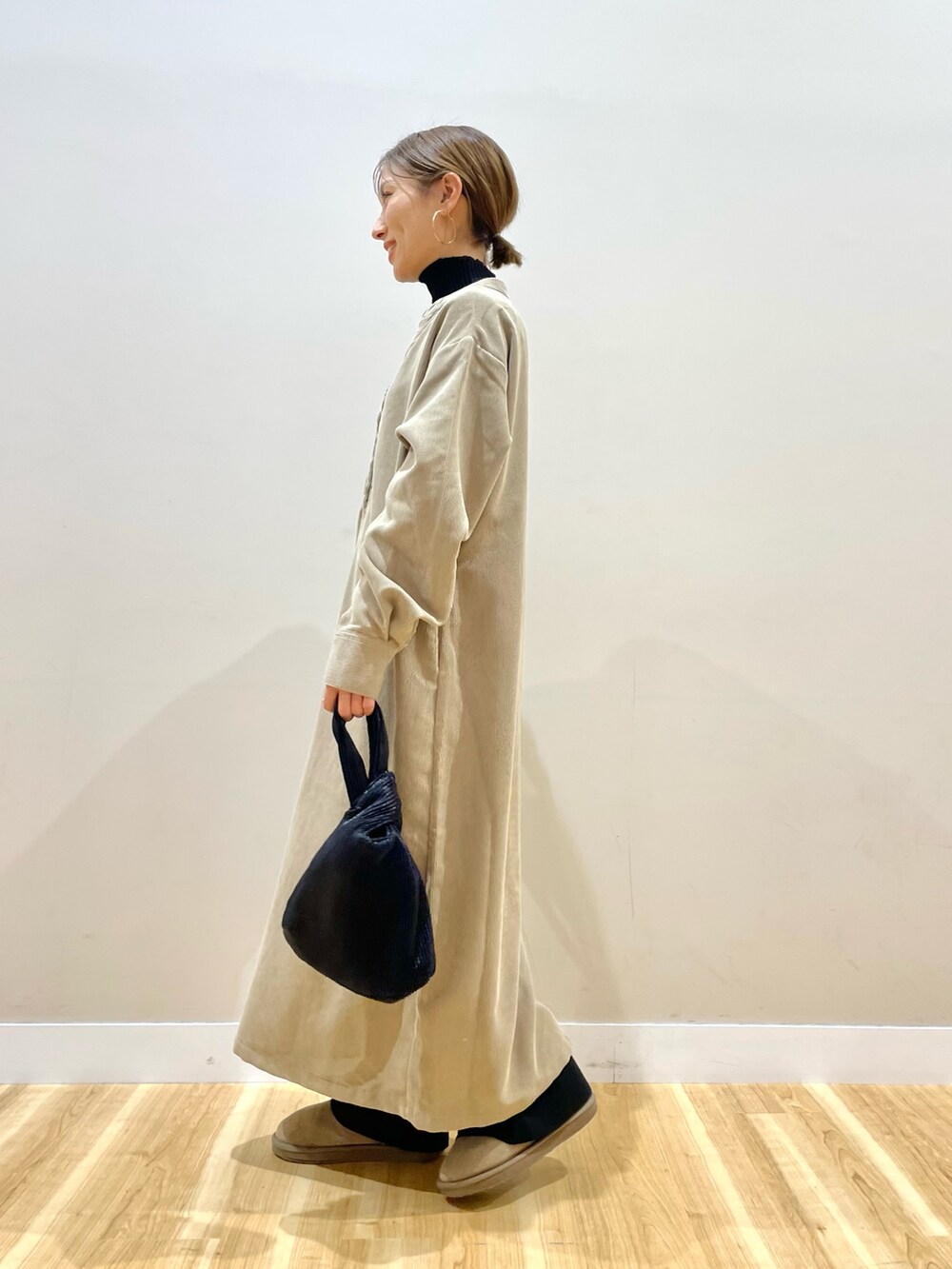 ブラック系のニット/セーター、ブラック系のその他パンツ、ベージュ系のワンピースを着用したレディースの冬コーディネートの4枚目の写真