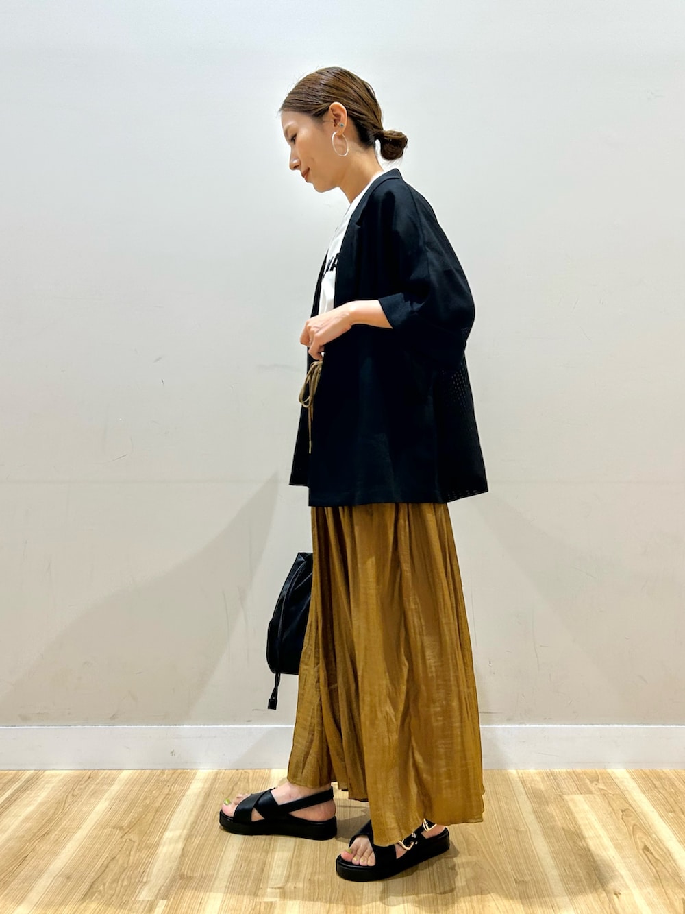 ブラック系のその他アウター、ホワイト系のTシャツ/カットソー、イエロー系のその他パンツを着用したレディースの夏コーディネートの2枚目の写真