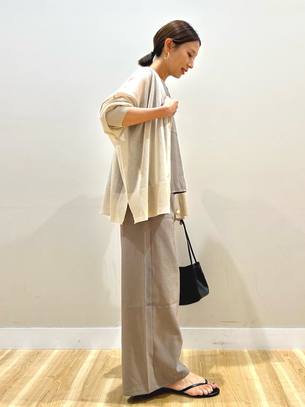 グレー系のカーディガン/ボレロ、ベージュ系のセットアップを着用したレディースの秋コーディネートの3枚目の写真