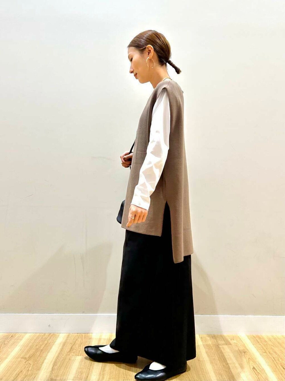 ブラウン系のTシャツ/カットソー、ブラック系のスカートを着用したレディースの春コーディネートの3枚目の写真