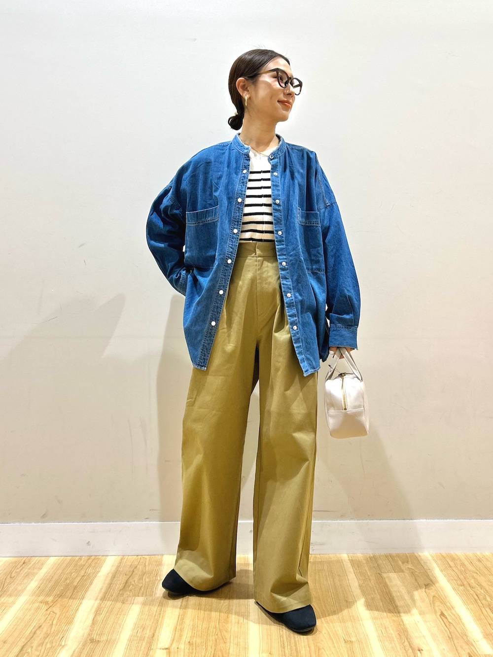 ブルー系のシャツ/ブラウス、ブラック系のダウンジャケット/コート、その他のニット/セーターを着用したレディースの冬コーディネートの8枚目の写真