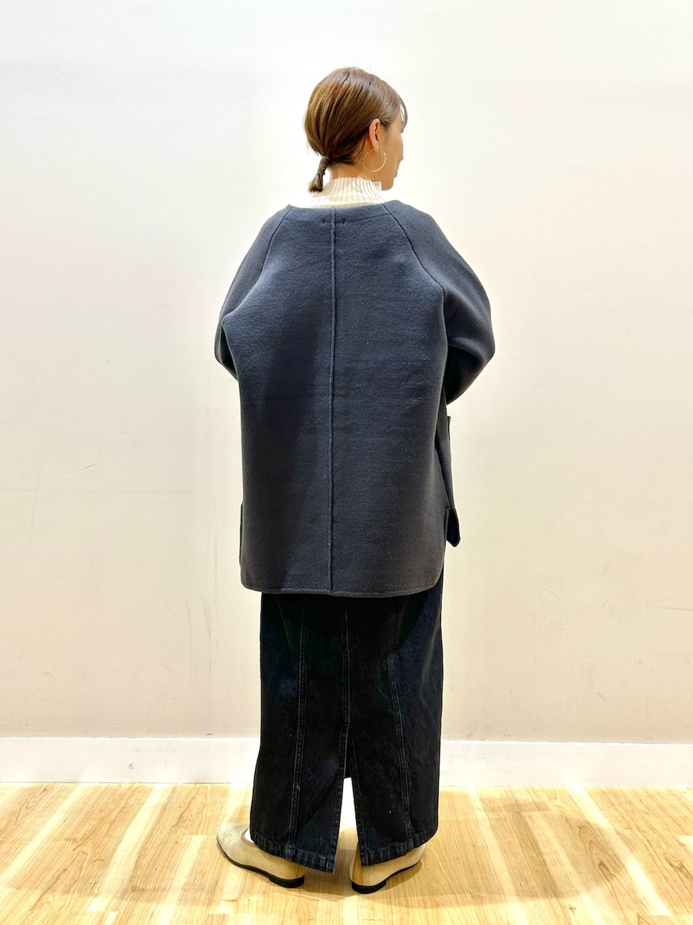 グレー系のカーディガン/ボレロ、ホワイト系のニット/セーター、ブラック系のワンピースを着用したレディースの冬コーディネートの3枚目の写真