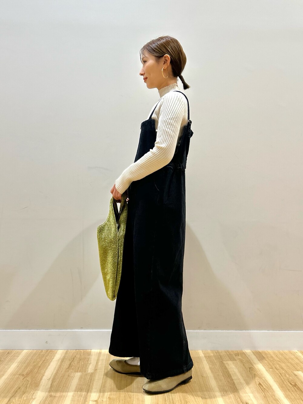 グレー系のカーディガン/ボレロ、ホワイト系のニット/セーター、ブラック系のワンピースを着用したレディースの冬コーディネートの8枚目の写真