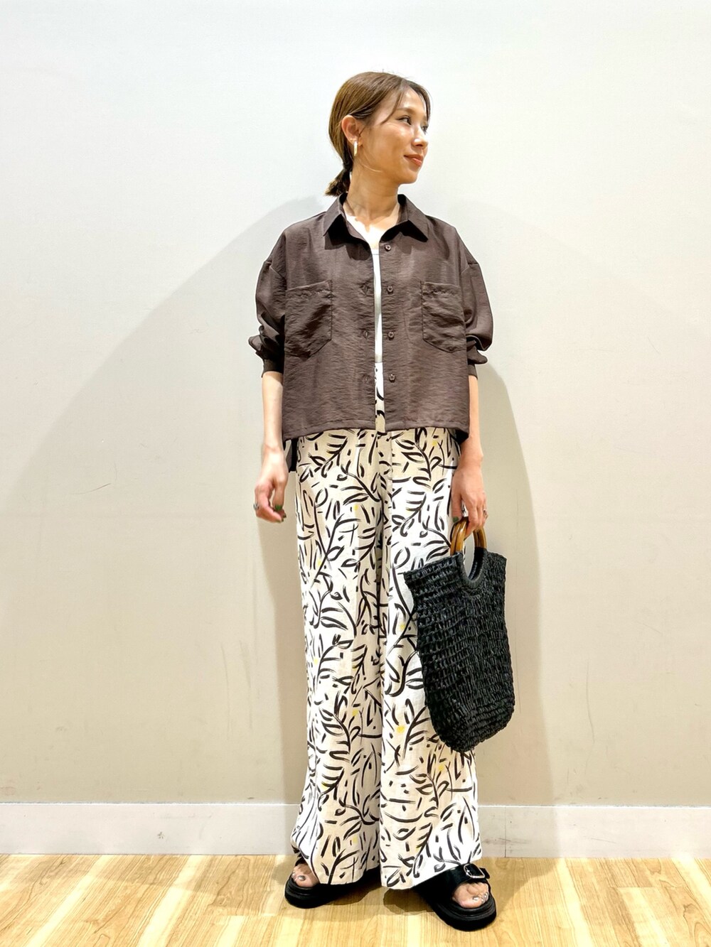 ブラウン系のシャツ/ブラウス、ホワイト系のタンクトップ、ホワイト系のその他パンツを着用したレディースの春コーディネートの3枚目の写真