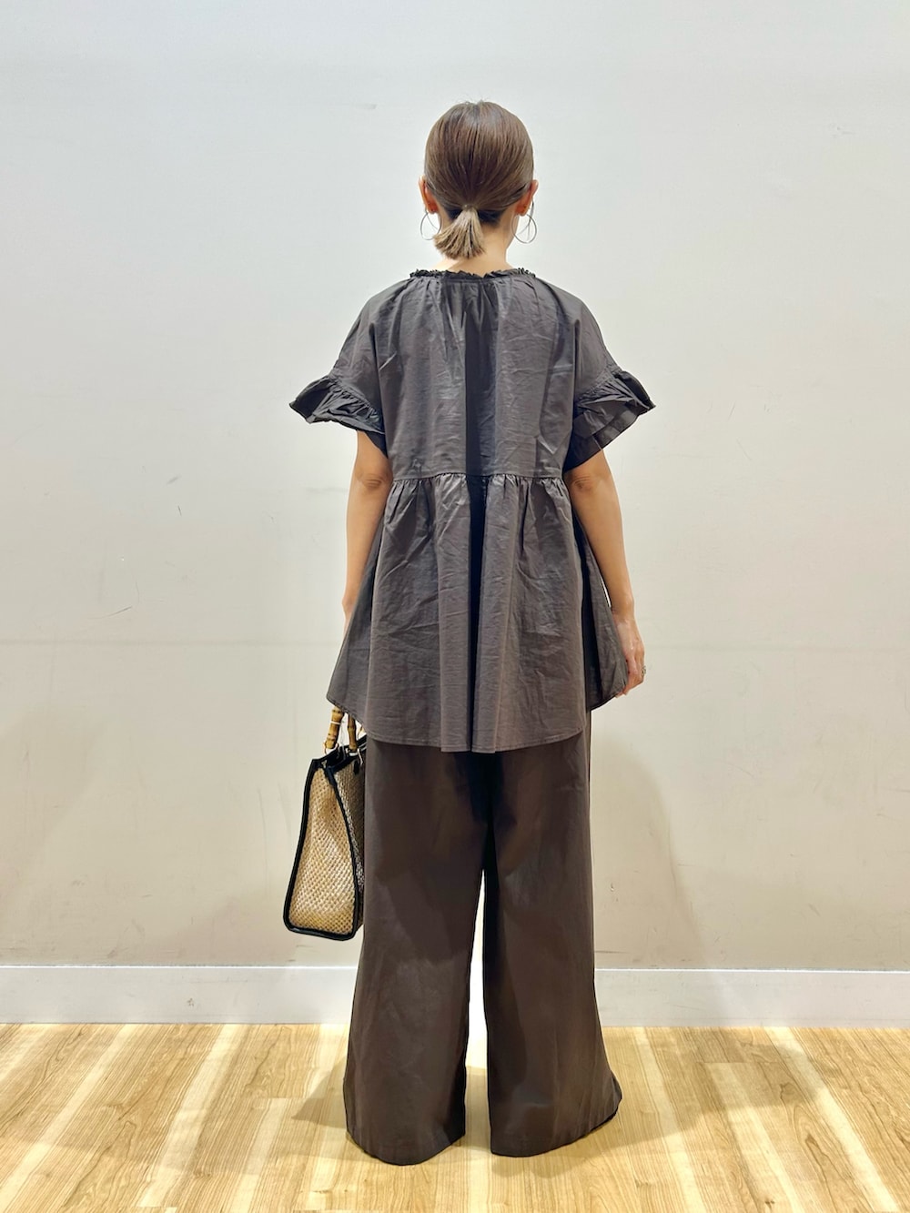 ブラウン系のシャツ/ブラウス、ブラウン系のその他パンツ、ブラック系のショルダーバッグを着用したレディースの夏コーディネートの3枚目の写真