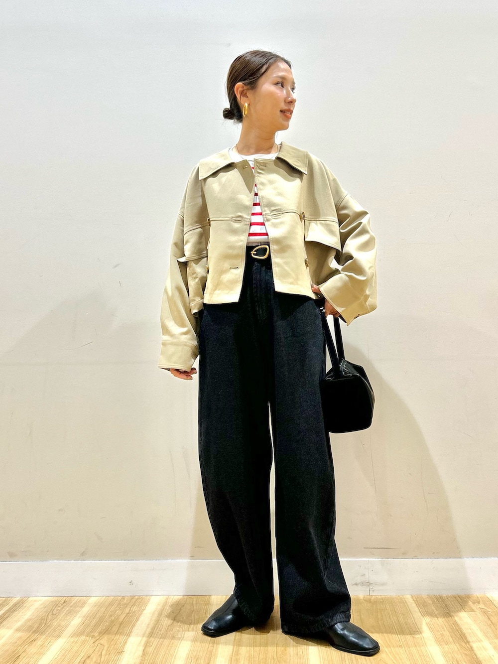 ベージュ系のその他アウター、レッド系のTシャツ/カットソー、ブラック系のデニムパンツを着用したレディースの春コーディネートの7枚目の写真