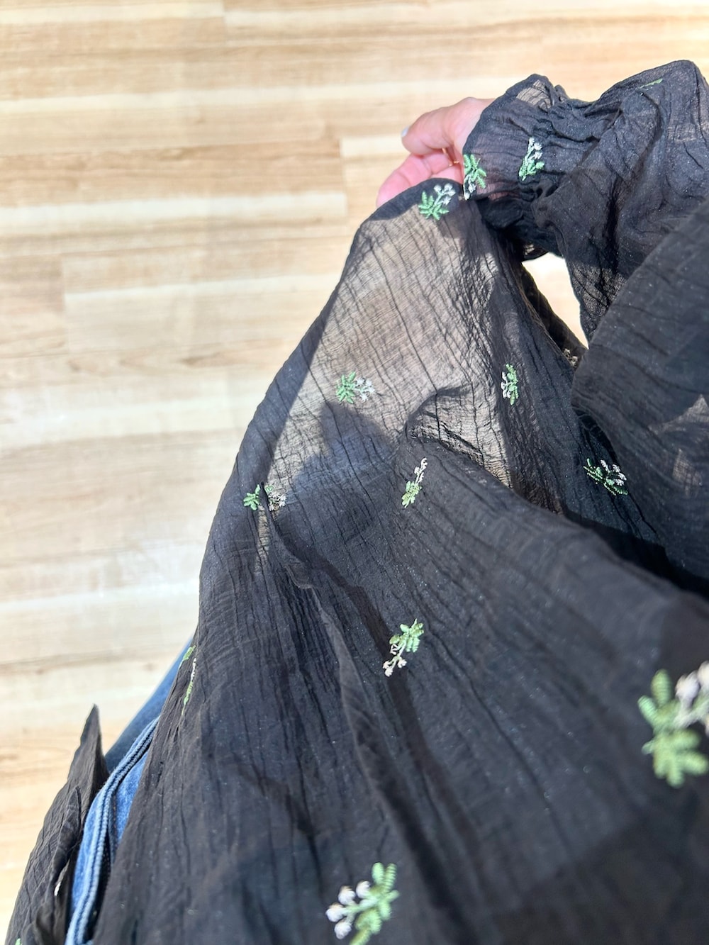 ブラック系のシャツ/ブラウス、ブルー系のデニムパンツ、ブラウン系のショルダーバッグを着用したレディースの春コーディネートの5枚目の写真