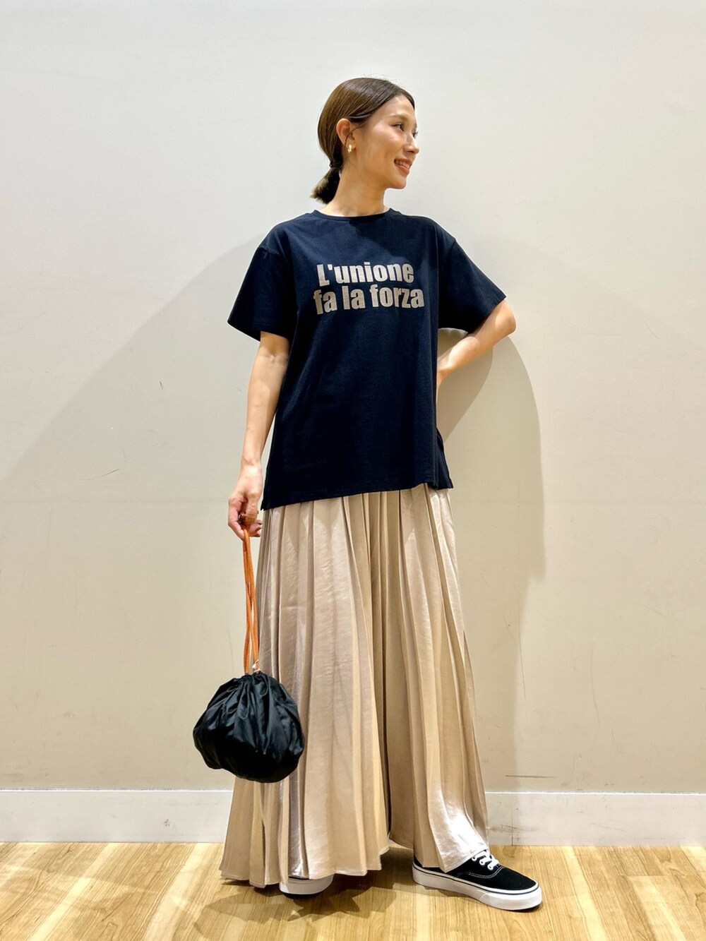 ブルー系のその他アウター、ブルー系のTシャツ/カットソー、ベージュ系のスカートを着用したレディースの秋コーディネートの4枚目の写真