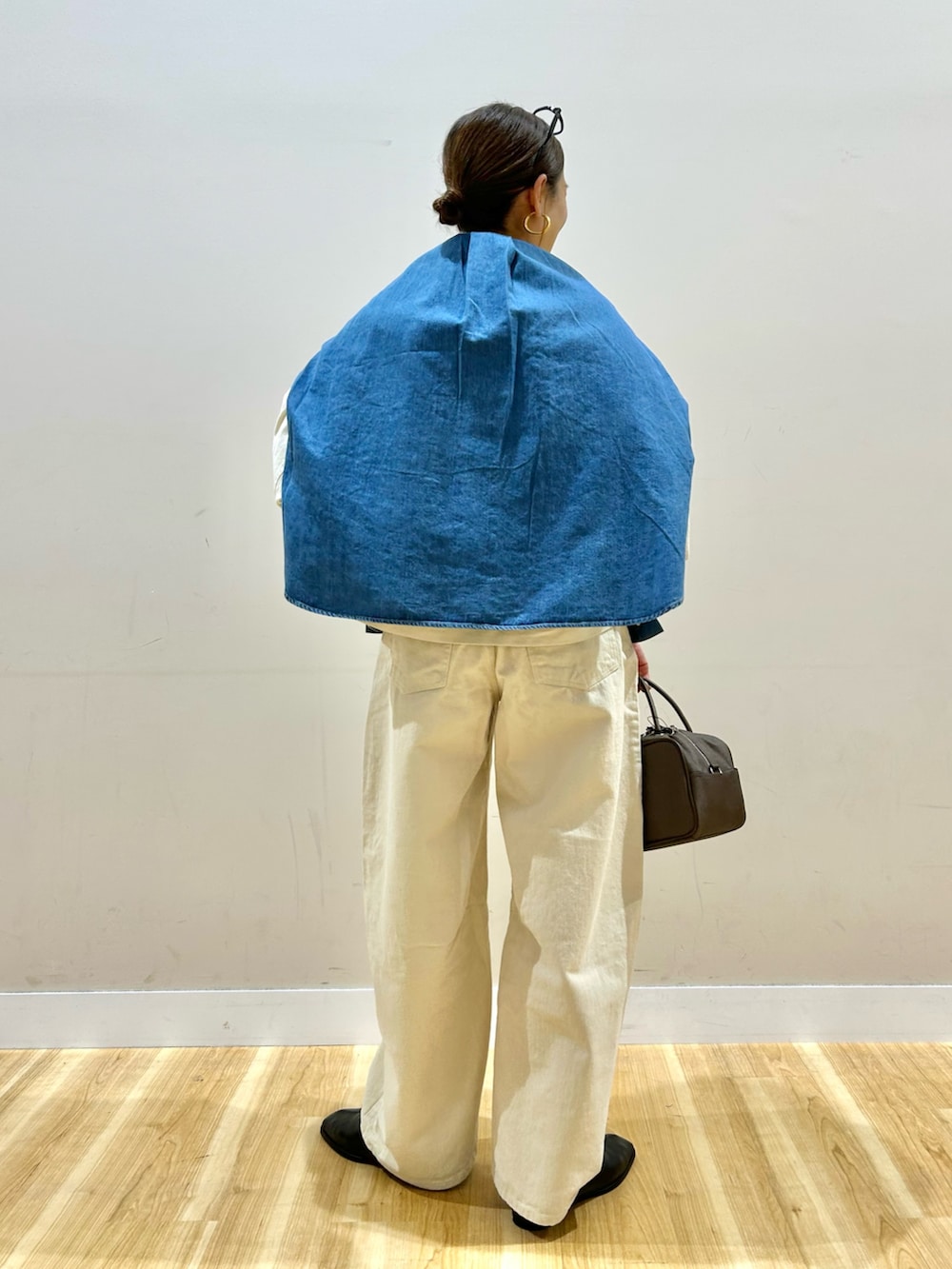 ホワイト系のブルゾン、ブルー系のシャツ/ブラウス、ホワイト系のTシャツ/カットソーを着用したレディースの冬コーディネートの3枚目の写真