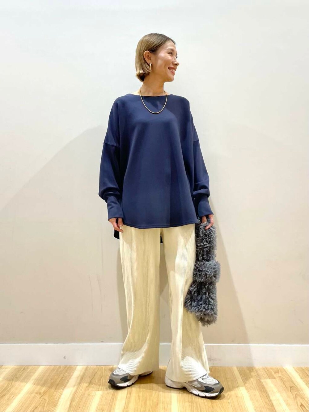 ホワイト系のその他パンツ、グレー系のTシャツ/カットソー、グレー系のハンドバッグを着用したレディースの秋コーディネートの5枚目の写真