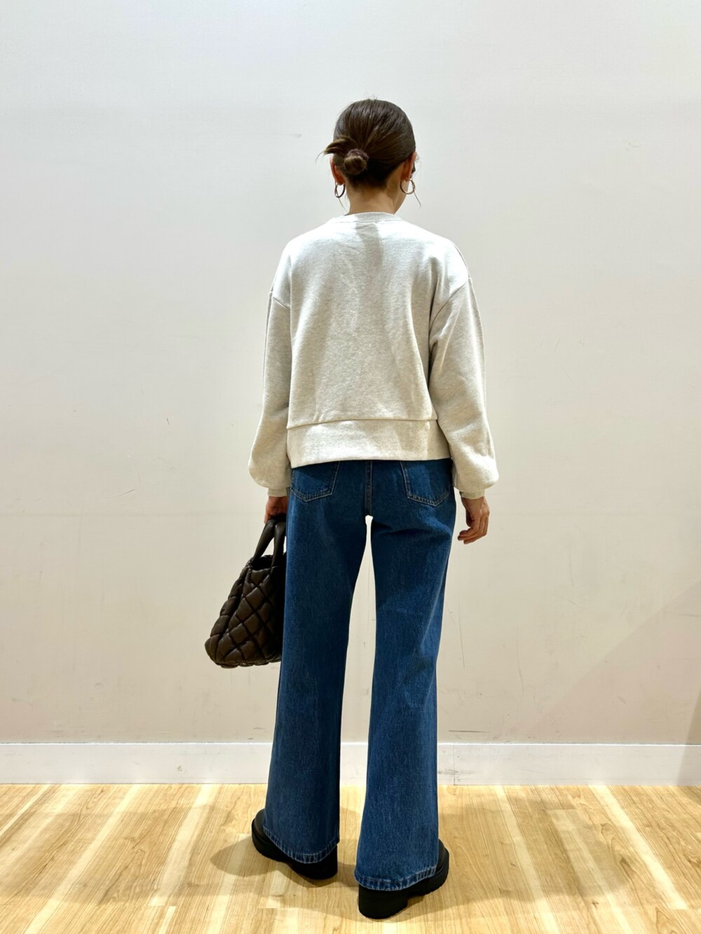 ベージュ系のスウェット、その他のその他アウター、ブラウン系のハンドバッグを着用したレディースの冬コーディネートの6枚目の写真