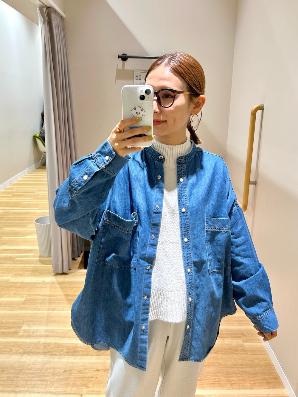 ホワイト系のその他パンツ、ブルー系のシャツ/ブラウス、ブラウン系のダウンジャケット/コートを着用したレディースの秋コーディネートの9枚目の写真