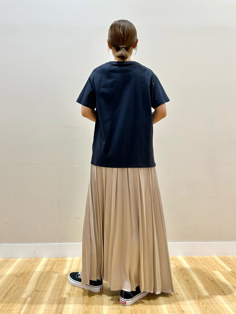 ブルー系のその他アウター、ブルー系のTシャツ/カットソー、ベージュ系のスカートを着用したレディースの秋コーディネートの6枚目の写真