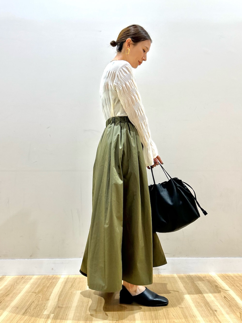 ホワイト系のカーディガン/ボレロ、ホワイト系のニット/セーター、グリーン系のスカートを着用したレディースの春コーディネートの5枚目の写真