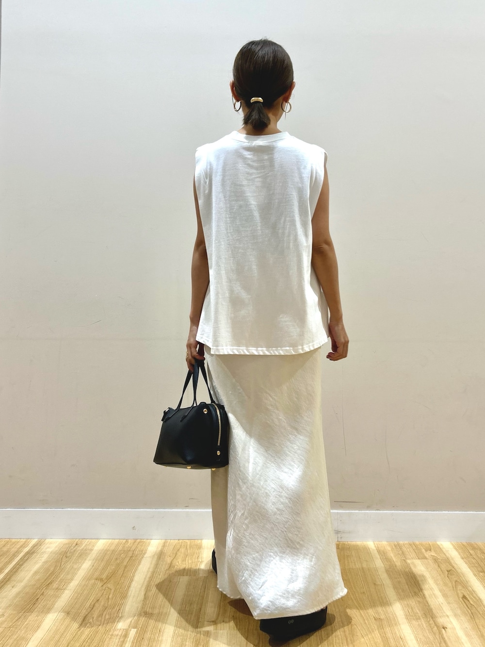 ブラウン系のその他アウター、ホワイト系のTシャツ/カットソー、ブラック系のトートバッグを着用したレディースの夏コーディネートの7枚目の写真