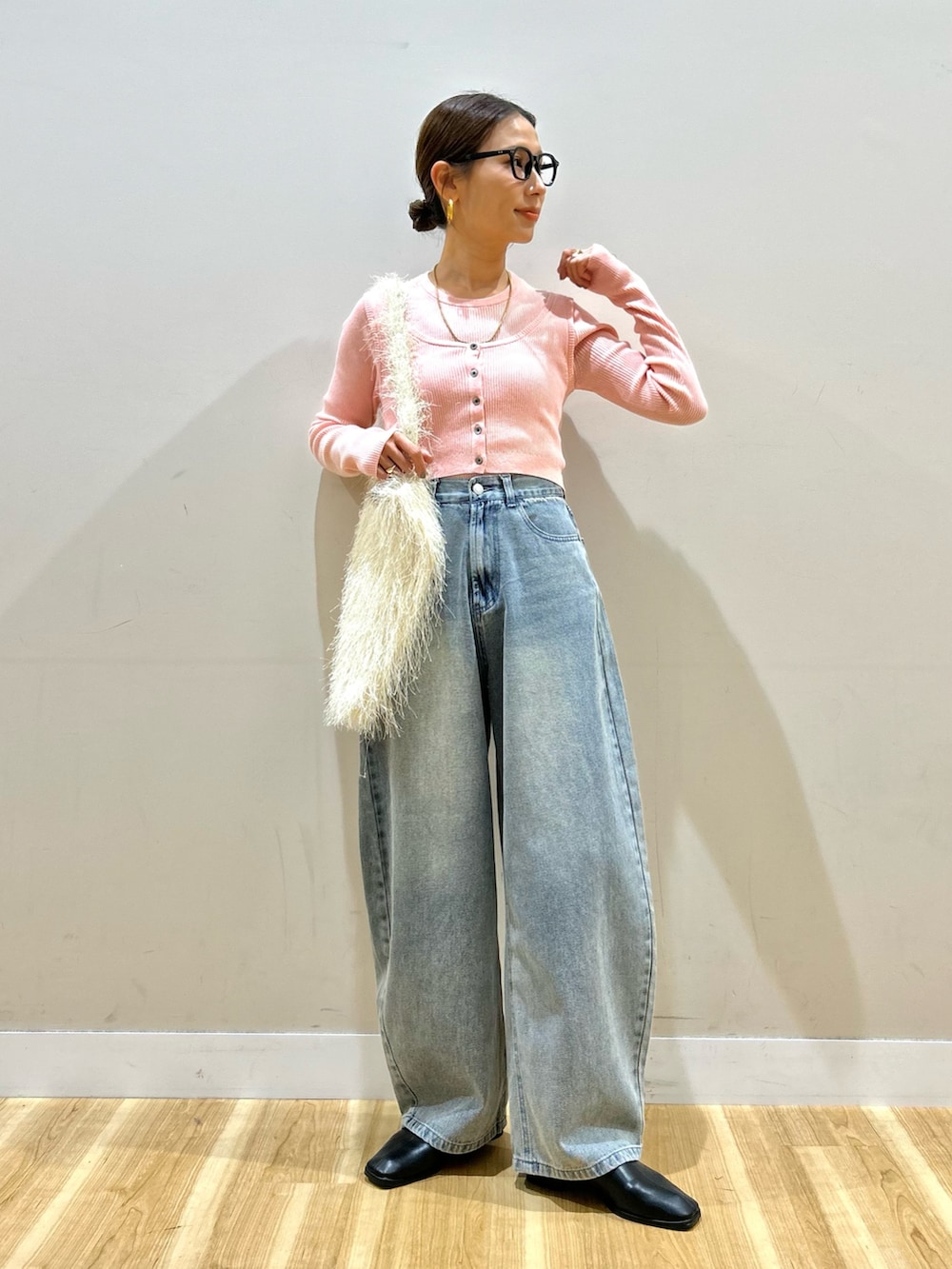 ブラック系のモッズコート、ピンク系のベスト、ピンク系のニット/セーターを着用したレディースの冬コーディネートの5枚目の写真