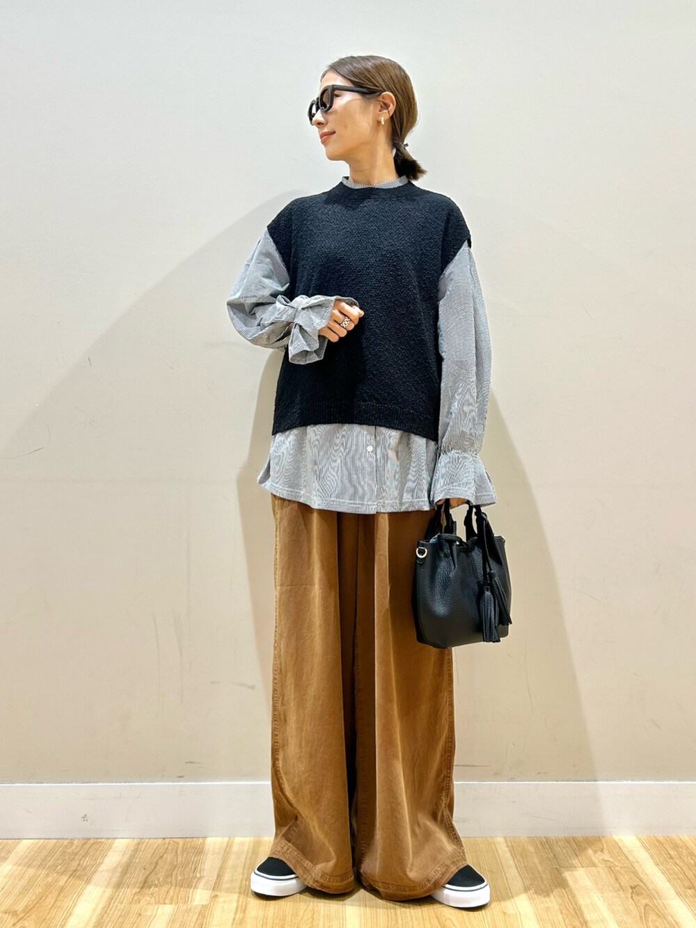 ブラック系のベスト、その他のシャツ/ブラウス、ブラウン系のその他パンツを着用したレディースの秋コーディネートの4枚目の写真