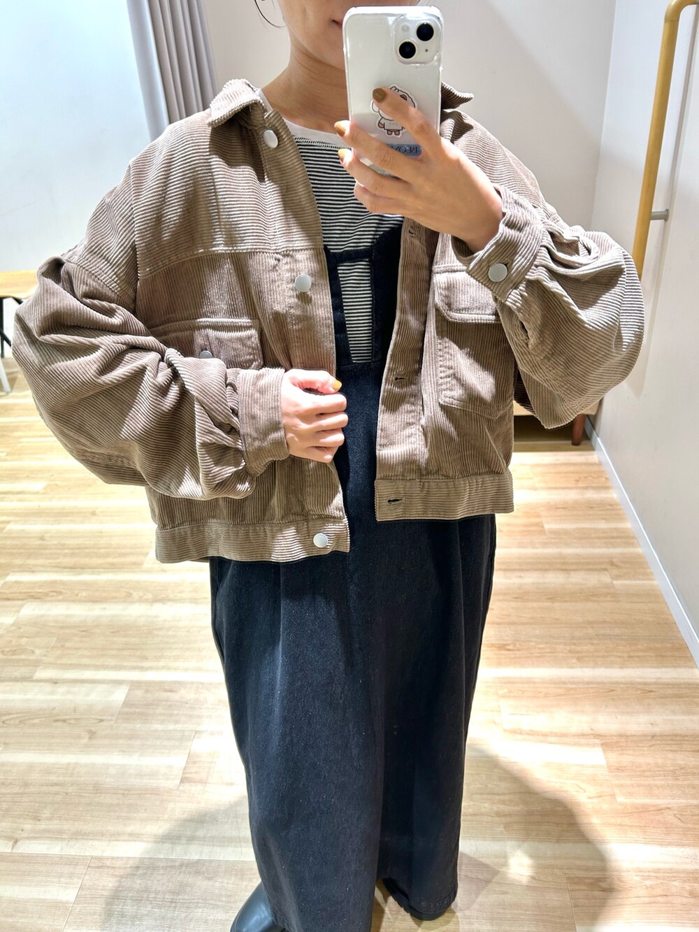 ベージュ系のその他アウター、ホワイト系のTシャツ/カットソー、ブラック系のワンピースを着用したレディースの秋コーディネートの8枚目の写真