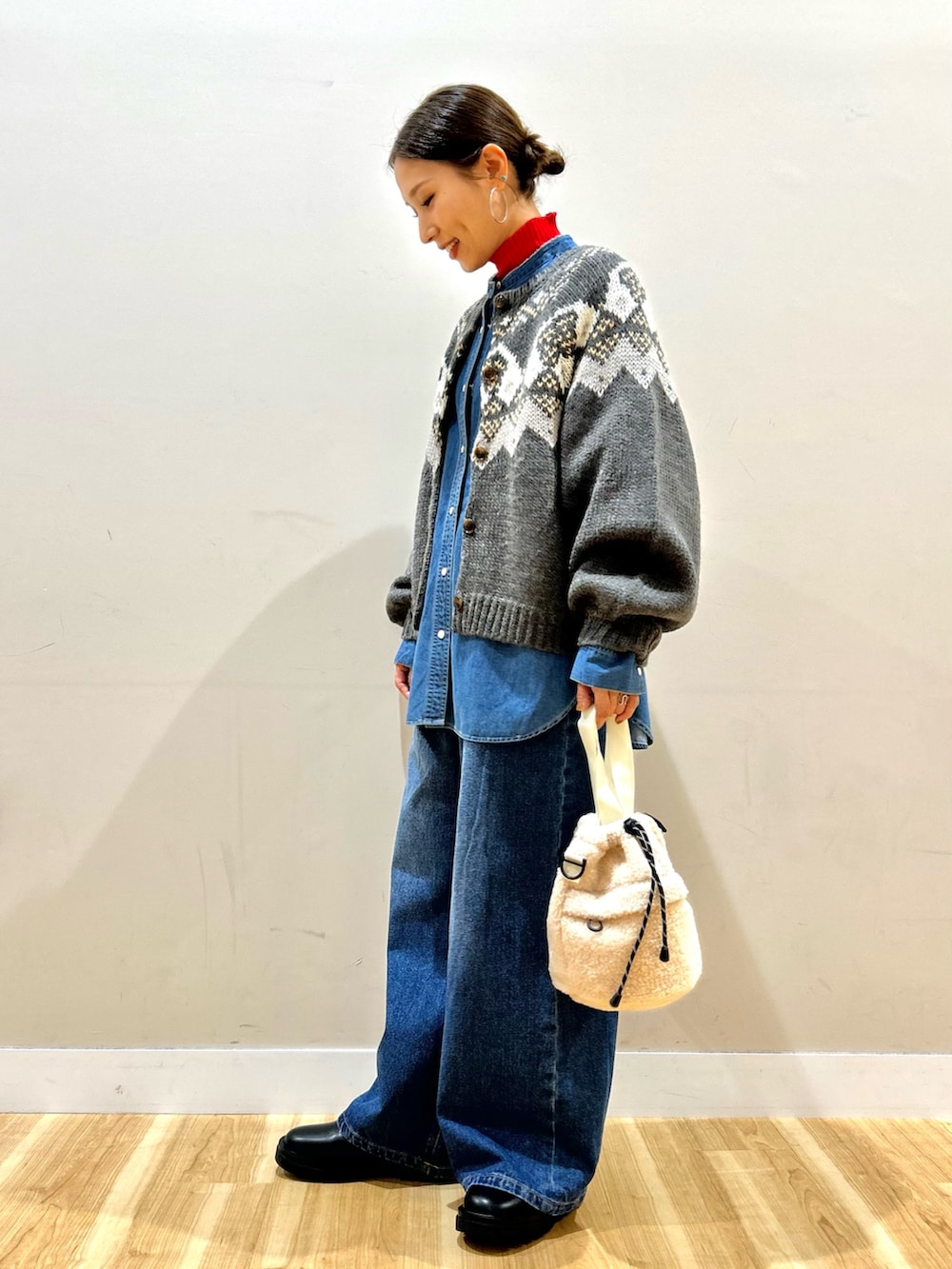 ブルー系のシャツ/ブラウス、グレー系のカーディガン/ボレロ、レッド系のニット/セーターを着用したレディースの冬コーディネートの3枚目の写真