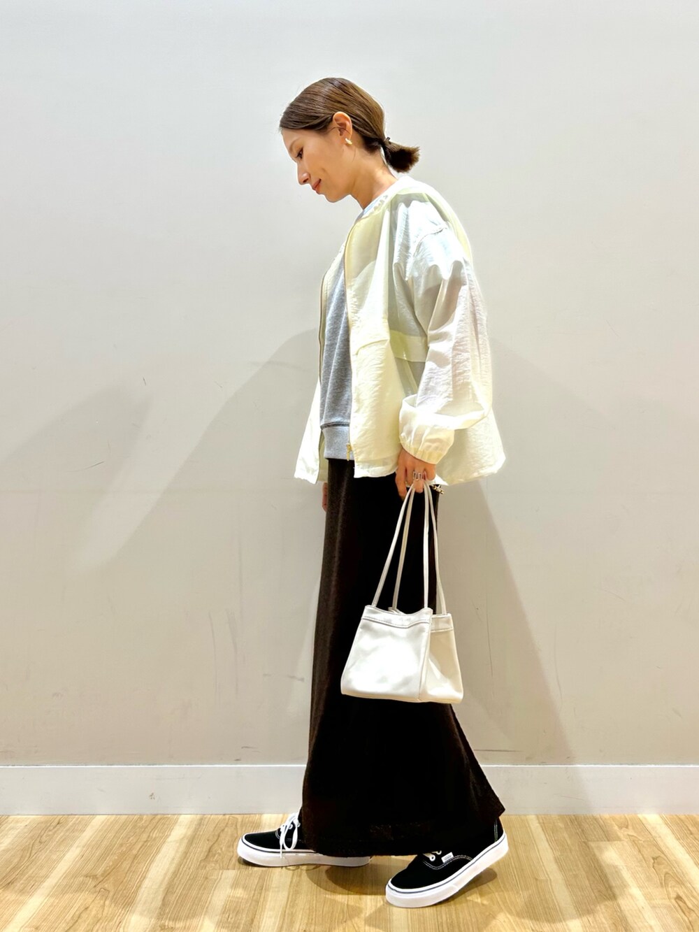 ホワイト系のブルゾン、グレー系のスウェット、ブラウン系のスカートを着用したレディースの秋コーディネートの2枚目の写真