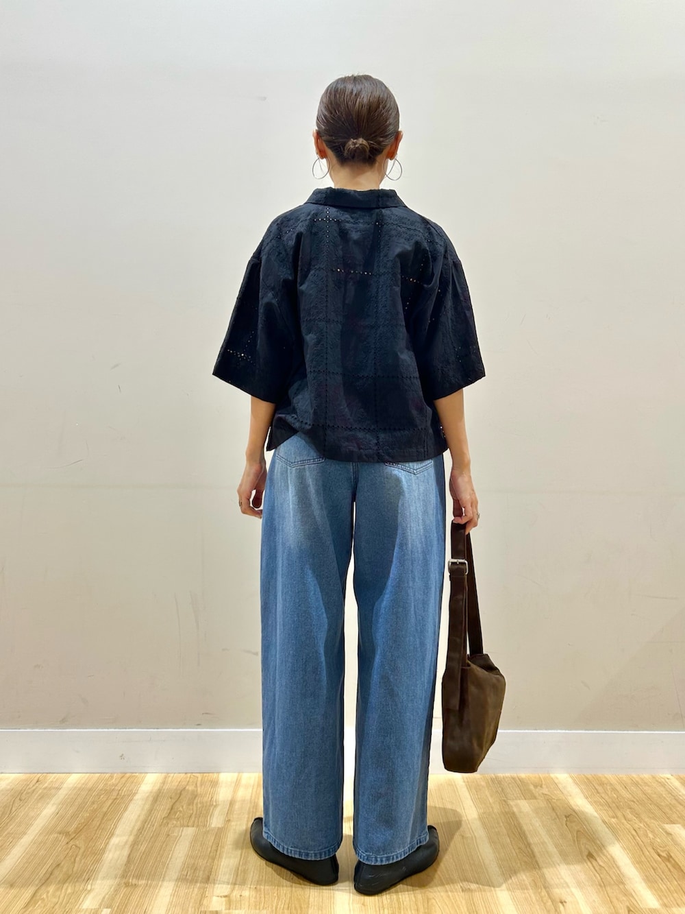 ブラック系のシャツ/ブラウス、ホワイト系のTシャツ/カットソー、ブルー系のその他パンツを着用したレディースの秋コーディネートの3枚目の写真