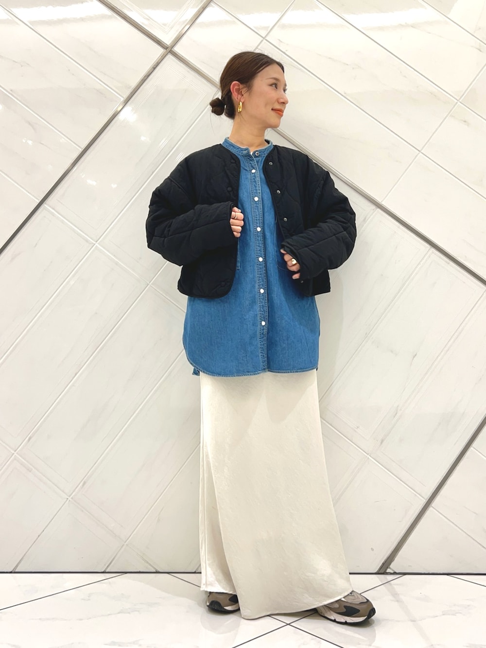 ブルー系のシャツ/ブラウスを着用したレディースの冬コーディネートの4枚目の写真