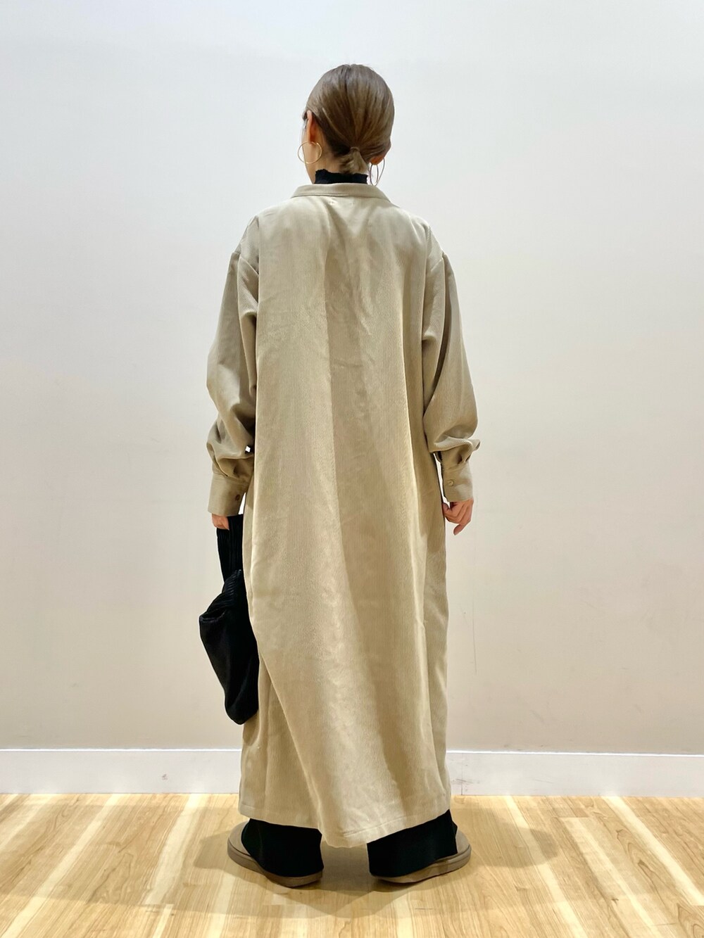 ブラック系のニット/セーター、ブラック系のその他パンツ、ベージュ系のワンピースを着用したレディースの冬コーディネートの3枚目の写真