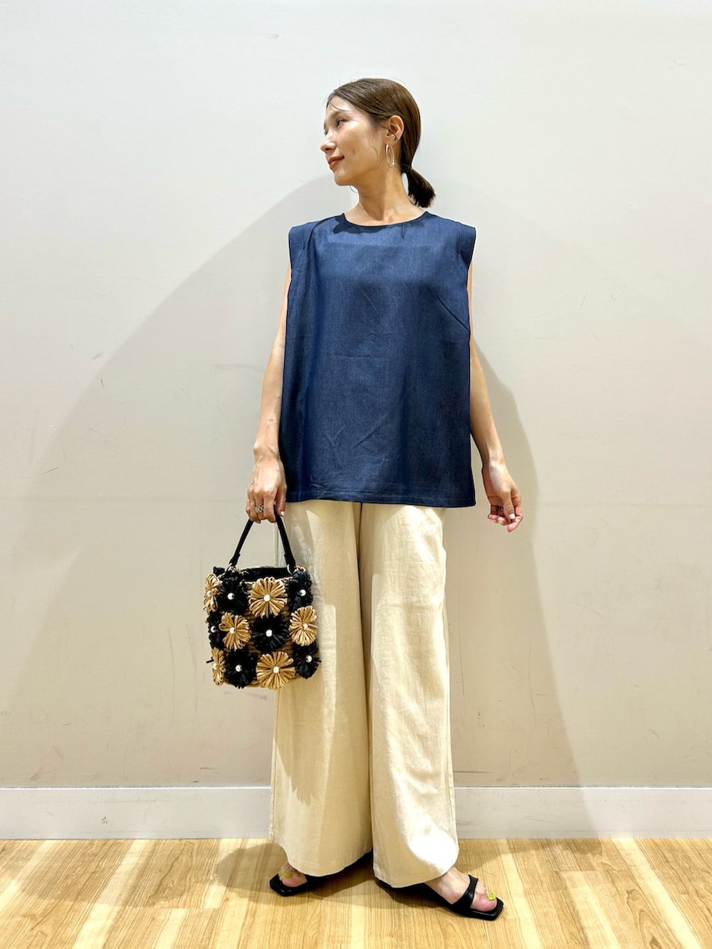 ブルー系のシャツ/ブラウス、ベージュ系のその他パンツ、ブラック系のショルダーバッグを着用したレディースの夏コーディネートの2枚目の写真