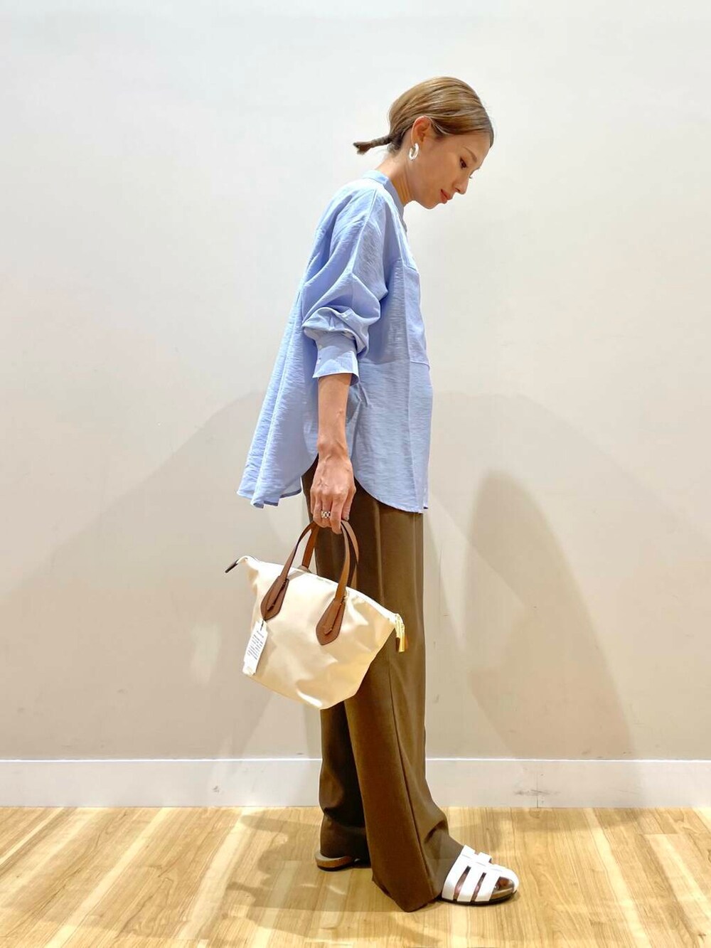 ホワイト系のサンダル、ブルー系のシャツ/ブラウス、ブラック系のタンクトップを着用したレディースの夏コーディネートの2枚目の写真