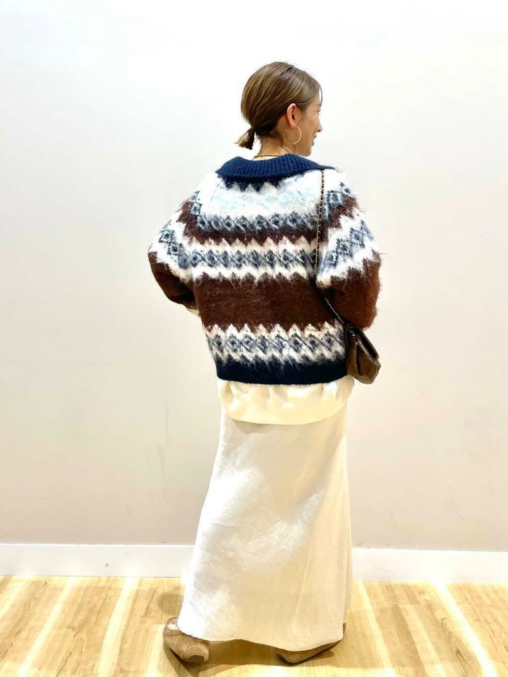 ブルー系のカーディガン/ボレロ、ホワイト系のスウェット、ブラウン系のショルダーバッグを着用したレディースの秋コーディネートの4枚目の写真