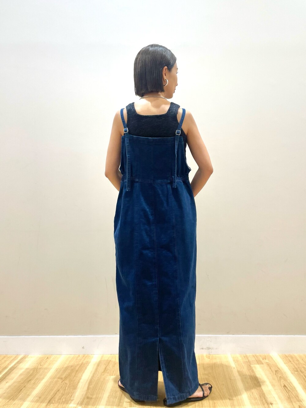 ブルー系のワンピース、ブラック系のニット/セーター、ホワイト系のシャツ/ブラウスを着用したレディースの秋コーディネートの6枚目の写真