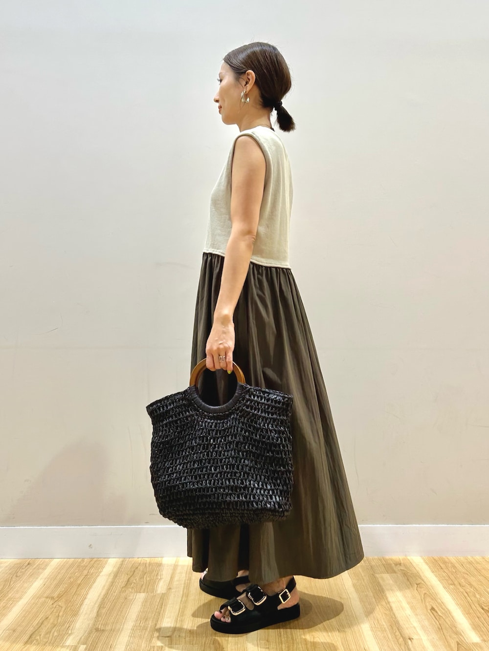 グレー系のワンピースを着用したレディースの夏コーディネートの4枚目の写真